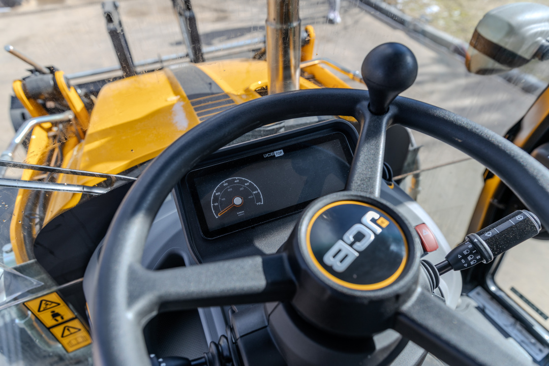 Экскаватор-погрузчик JCB 3CX Stage V, мощность двигателя 81 кВт, эксплуатационная масса 8600 кг