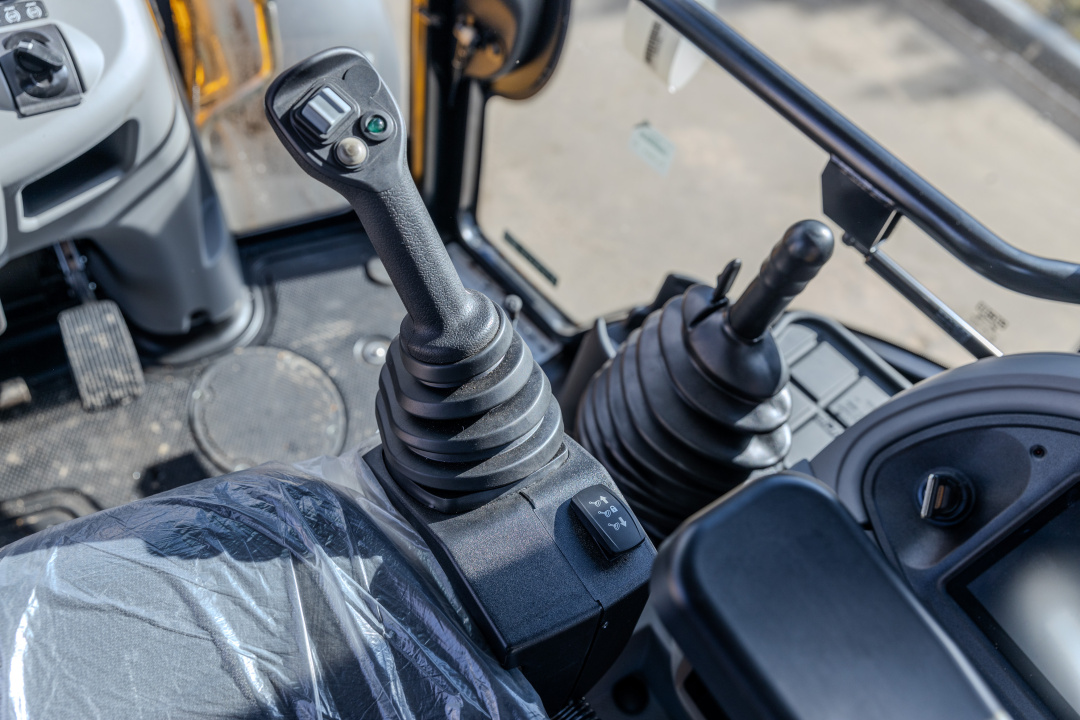 Экскаватор-погрузчик JCB 3CX Stage V, мощность двигателя 81 кВт, эксплуатационная масса 8600 кг
