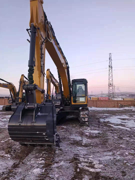 Экскаватор гусеничный XCMG XE215C PERKINS