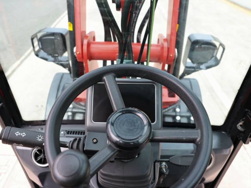 Фронтальный погрузчик Lonking CDM908A, двигатель Kubota, грузоподъемность 800 кг