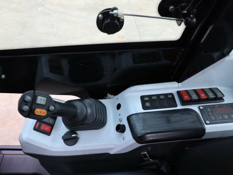 Фронтальный погрузчик Lonking CDM908A, двигатель Kubota, грузоподъемность 800 кг