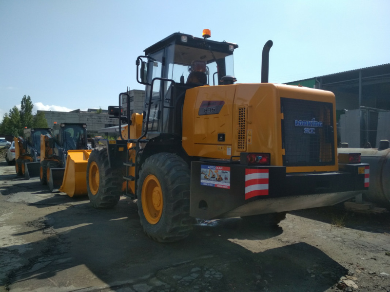 Фронтальный погрузчик Lonking CDM835, грузоподъемность 3500 кг.