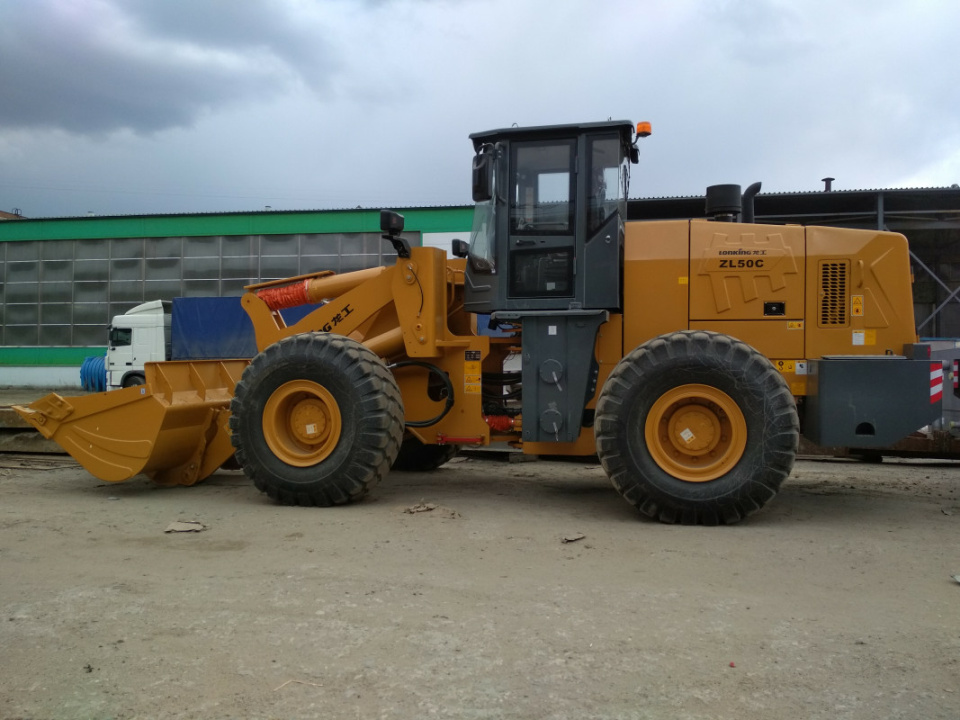 Фронтальный погрузчик Lonking ZL50NC, двигатель WD10G220E21 (Евро II), грузоподъемность 5000 кг.