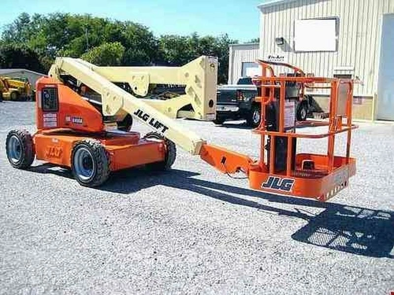 Самоходный коленчатый подъемник JLG E450A, грузоподъемность 230 кг, рабочая высота 15.72 м, тип питания электрический, АКБ