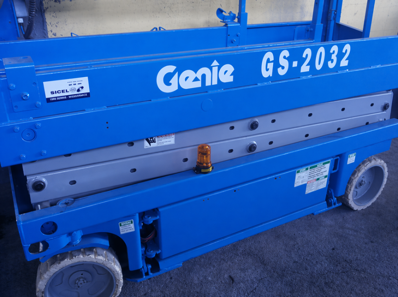 Ножничный подъемник GENIE GЕNIE GS-2032, размер платформы 2.26×0.81 м