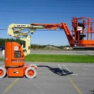 Самоходный коленчатый подъемник JLG E300AJP, грузоподъемность 230 кг, рабочая высота 11.14 м, тип питания электрический, АКБ