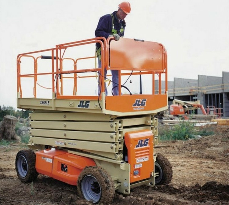 Ножничный подъемник JLG M3369LE, грузоподъемность 450 кг, рабочая высота 12.06 м, тип питания Электрический