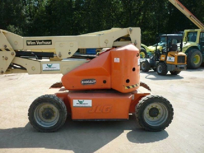 Самоходный коленчатый подъемник JLG E400AJP, грузоподъемность 230 кг, рабочая высота 14.19 м, тип питания электрический (АКБ)