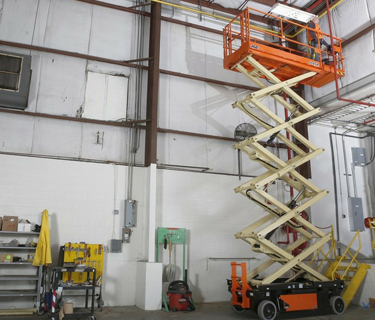 Ножничный подъемник JLG 4045 R, грузоподъемность 350 кг, рабочая высота 13.96 м, тип питания электрический, АКБ