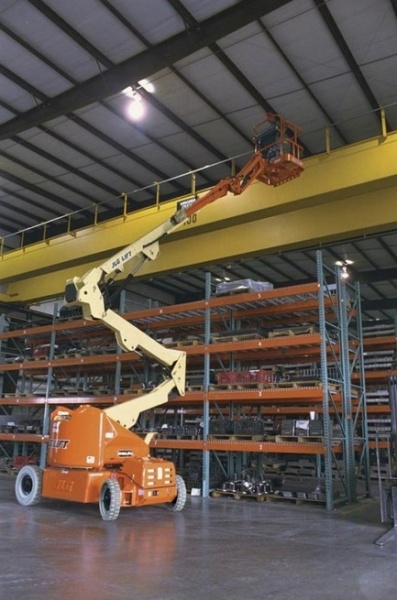 Самоходный коленчатый подъемник JLG E400AN, грузоподъемность 230 кг, рабочая высота 14.19 м, тип питания электрический, АКБ