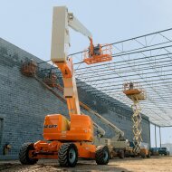 Самоходный коленчатый подъемник JLG 800A, грузоподъемность 230 кг, рабочая высота 26.38 м, тип питания Электрический