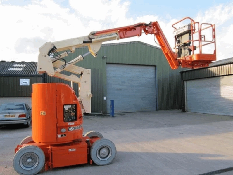 Самоходный коленчатый подъемник JLG E300AJ, грузоподъемность 230 кг, рабочая высота 11.14 м, тип питания электрический, АКБ