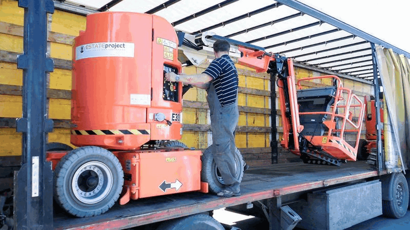 Самоходный коленчатый подъемник JLG E300AJ, грузоподъемность 230 кг, рабочая высота 11.14 м, тип питания электрический, АКБ
