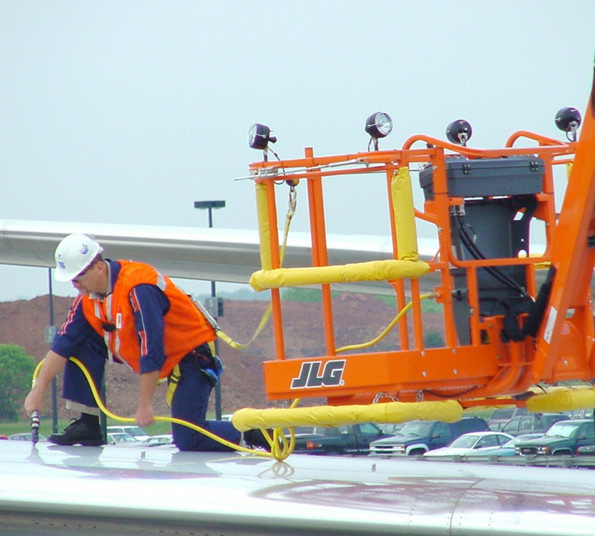 Самоходный коленчатый подъемник JLG 740AJ, грузоподъемность 230 кг, рабочая высота 24.55 м, тип питания Дизель