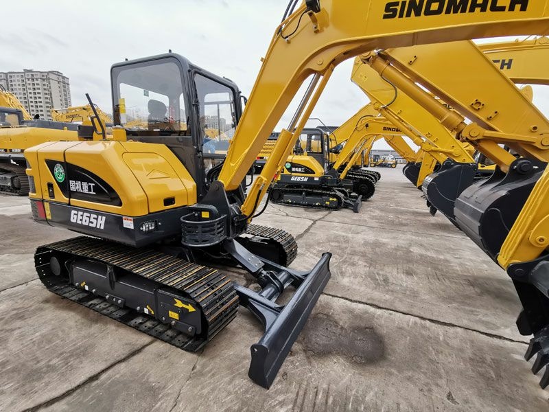 Гусеничный экскаватор SINOMACH GE65H, эксплуатационная масса 6100 кг