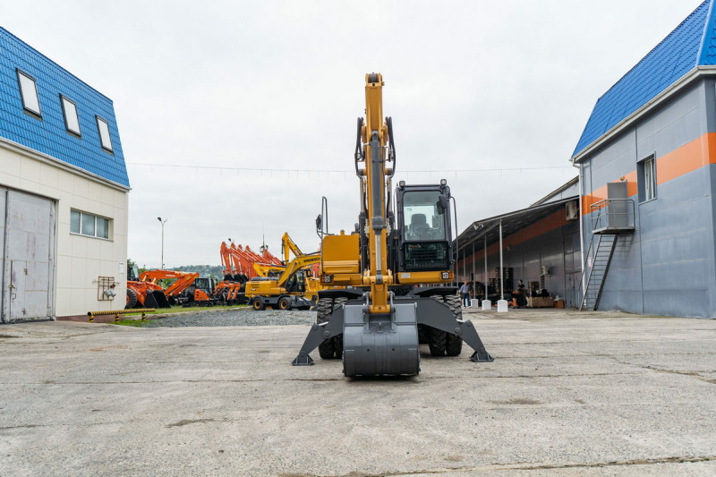 Колесный экскаватор SINOMACH GHT160W