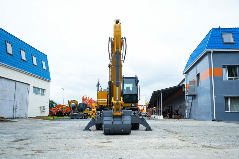 Колесный экскаватор SINOMACH GHT215W