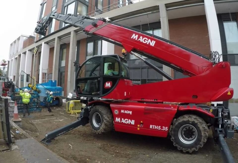 Поворотный телескопический погрузчик MAGNI RTH 8.25