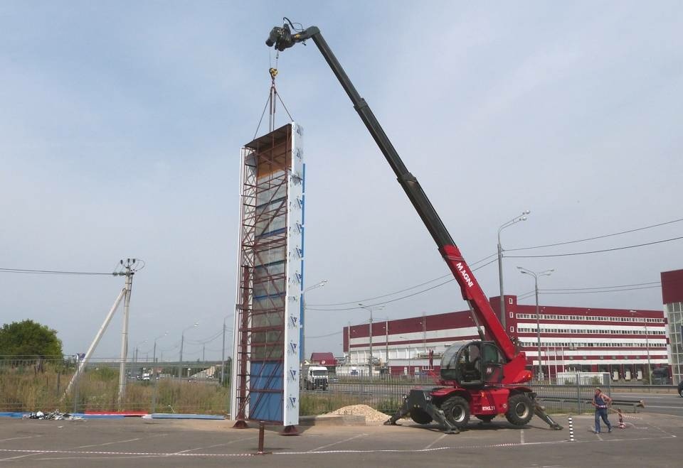 Поворотный телескопический погрузчик MAGNI RTH 6.30, грузоподъемность 6000 кг