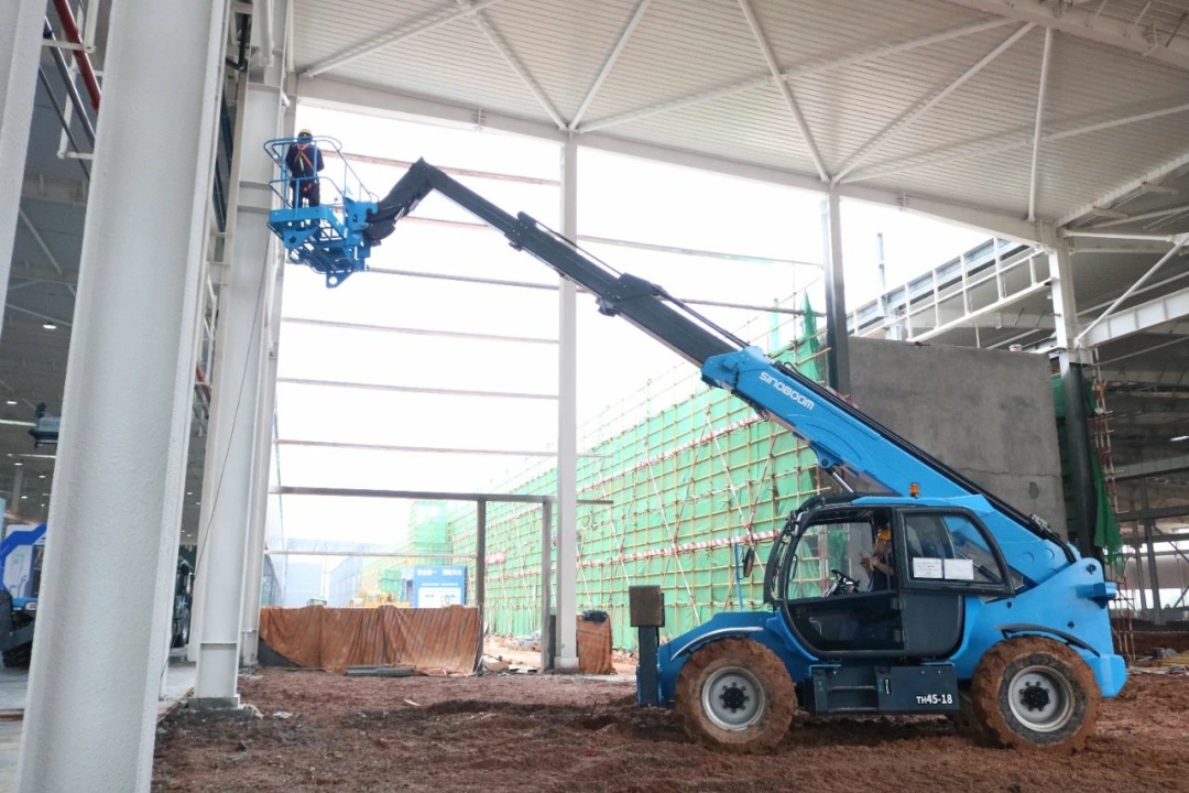 Телескопический погрузчик Sinoboom TH45-18, грузоподъемность 4500 кг