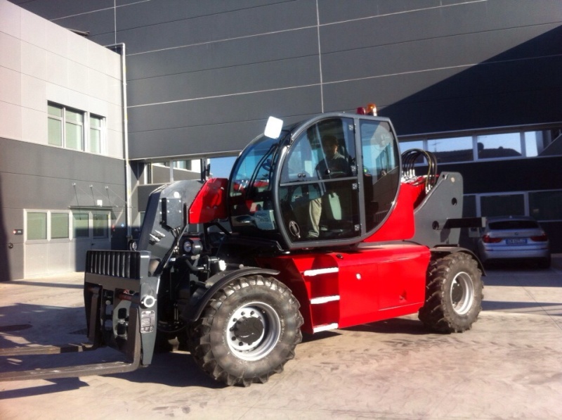 Тяжелый телескопический погрузчик MAGNI HTH 10.10