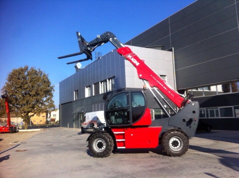 Тяжелый телескопический погрузчик MAGNI HTH 10.10
