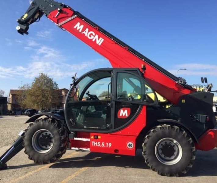 Фронтальный телескопический погрузчик MAGNI TH 5.24