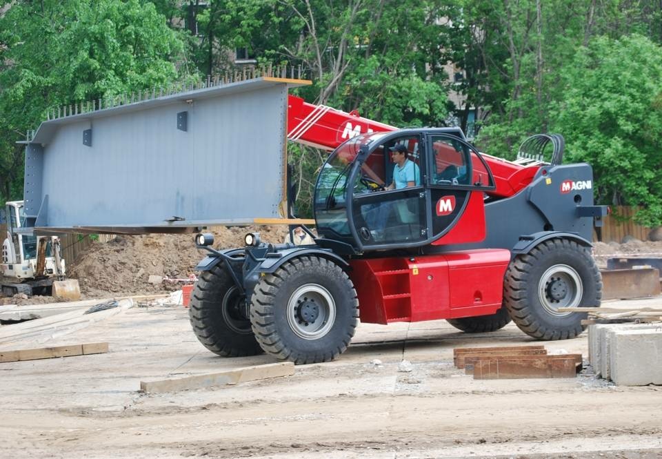 Тяжелый телескопический погрузчик MAGNI HTH 16.10, грузоподъемность 16000 кг