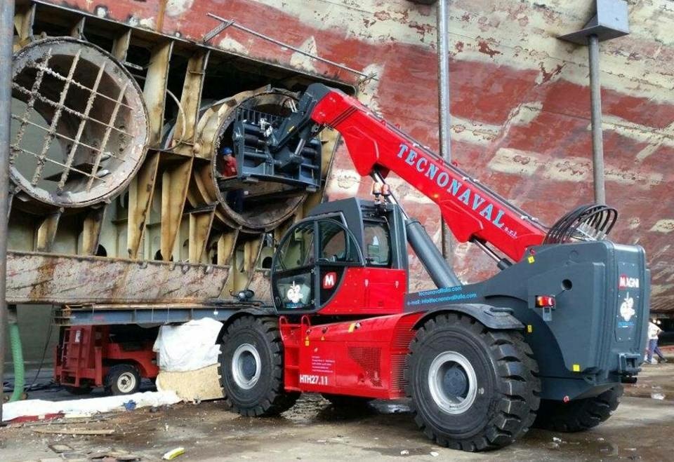 Тяжелый телескопический погрузчик MAGNI HTH 27.11, грузоподъемность 27000 кг