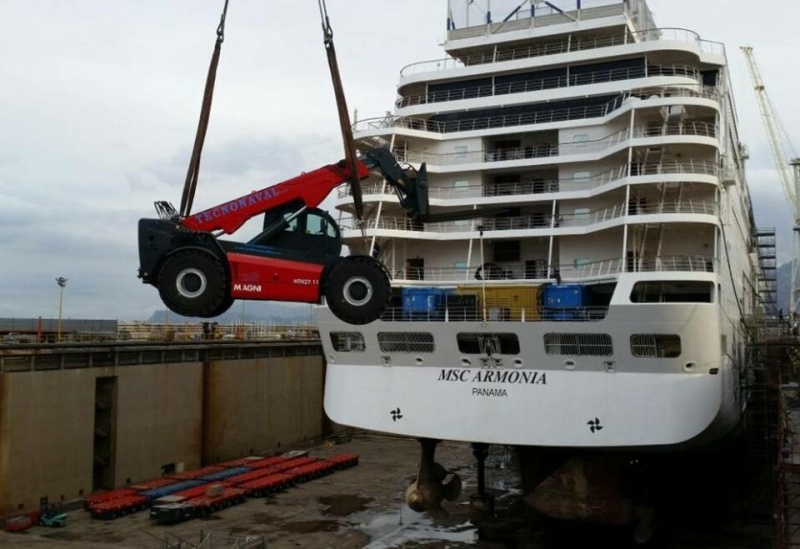 Тяжелый телескопический погрузчик MAGNI HTH 27.11