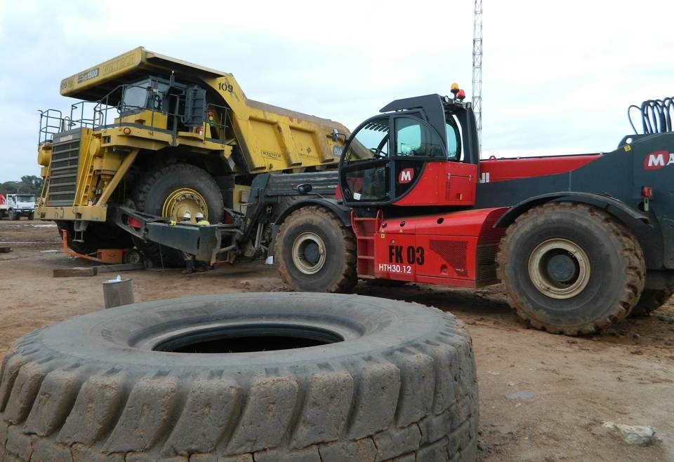 Тяжелый телескопический погрузчик MAGNI HTH 30.12, грузоподъемность 30000 кг