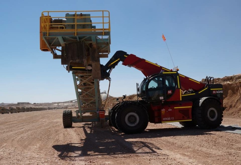 Тяжелый телескопический погрузчик MAGNI HTH 30.12