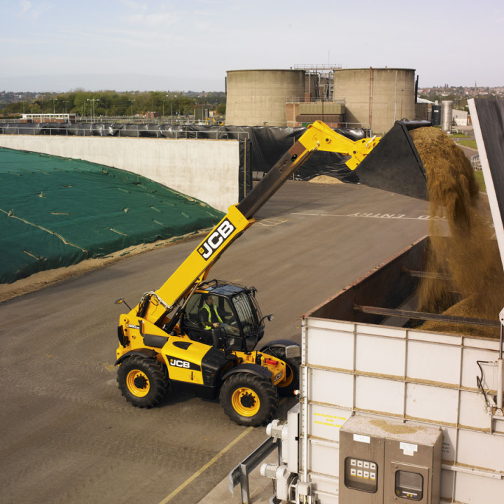 Телескопический погрузчик JCB 550-80, грузоподъемность 4999 кг