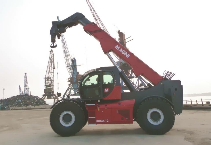Тяжелый телескопический погрузчик MAGNI HTH 35.12