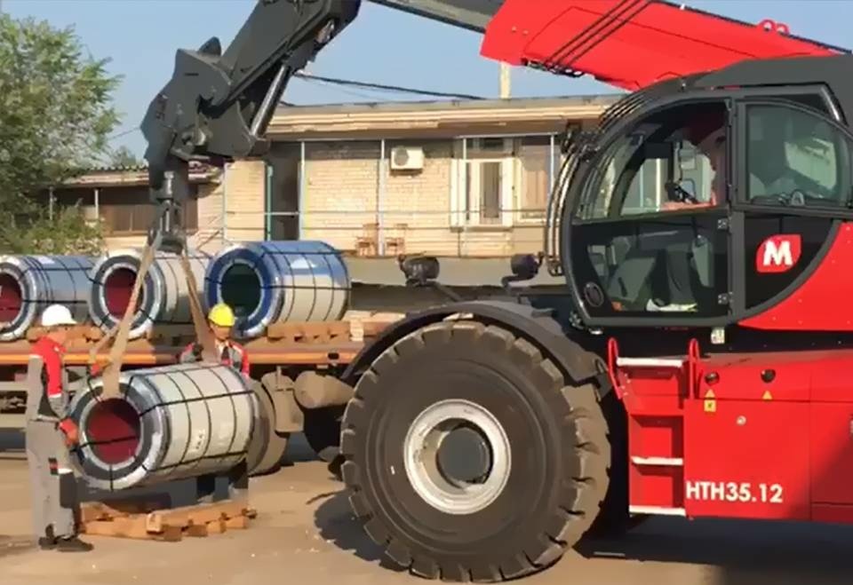 Тяжелый телескопический погрузчик MAGNI HTH 35.12, грузоподъемность 35000 кг