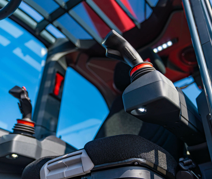 Поворотный телескопический погрузчик MAGNI RTH 5.18