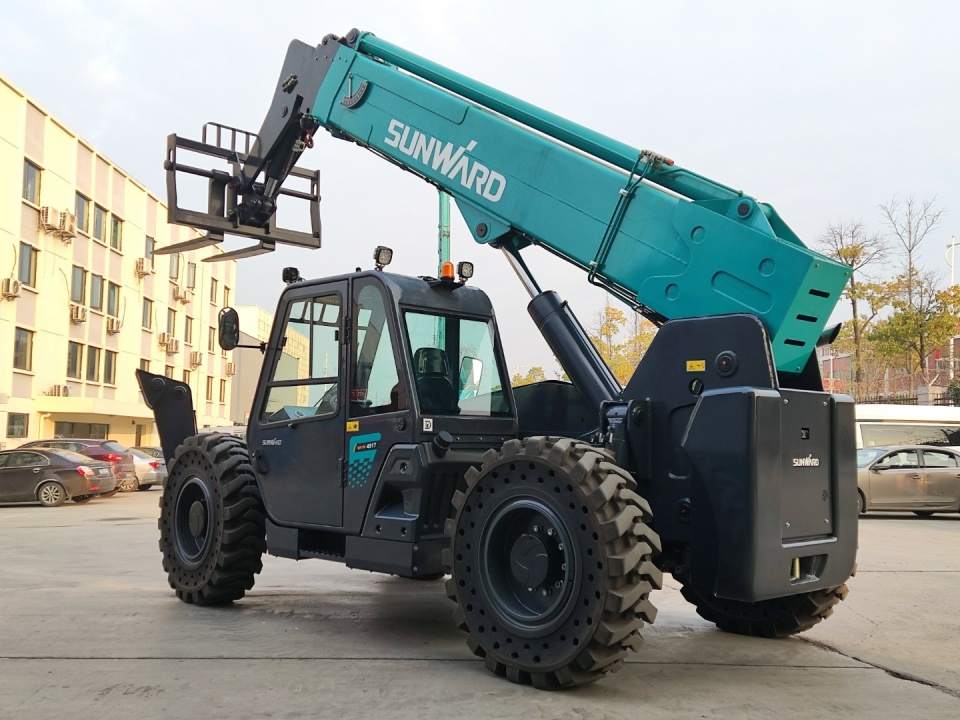 Телескопический погрузчик Sunward SWTH4517, грузоподъемность 4536 кг