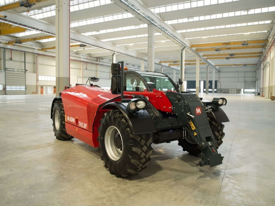 Телескопический погрузчик MAGNI TH 5.8 P, грузоподъемность 5000 кг