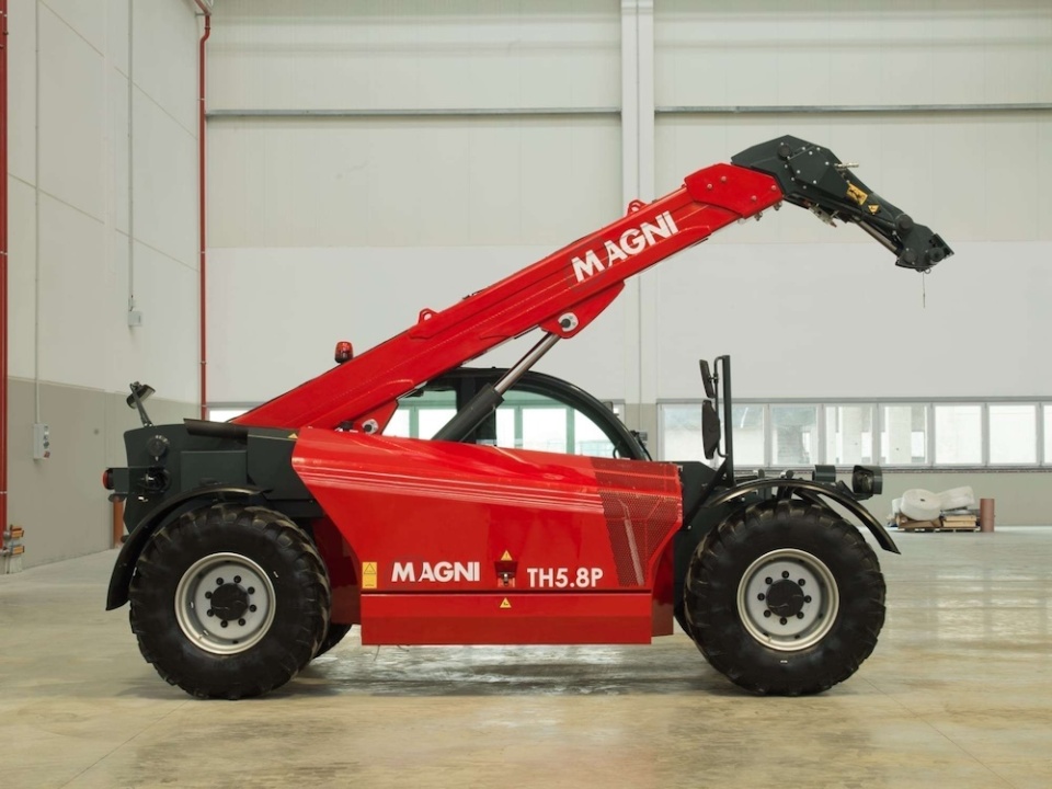 Телескопический погрузчик MAGNI TH 5.8 P, грузоподъемность 5000 кг