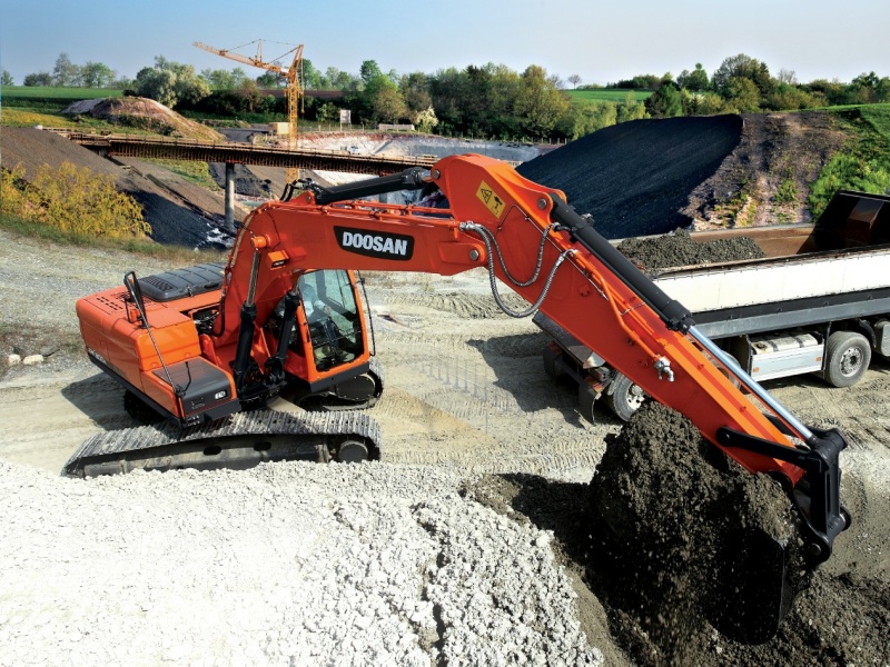 Гусеничный экскаватор DEVELON DX210-7M, мощность двигателя 157 л.с.