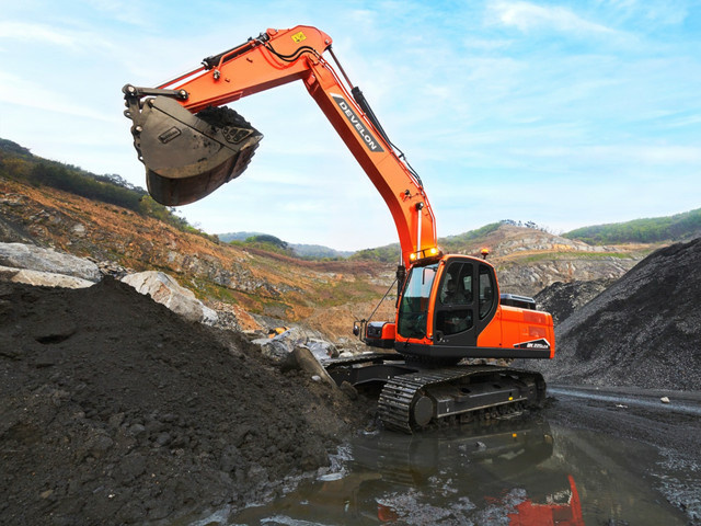 Гусеничный экскаватор DEVELON DX220LC-7M, мощность двигателя 156 л.с.