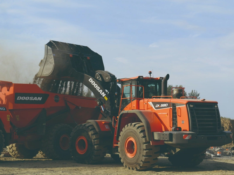 Фронтальный погрузчик DEVELON DL580