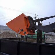 Для фронтальных погрузчиков Пескоразбрасыватель для фронтального погрузчика вибрационный