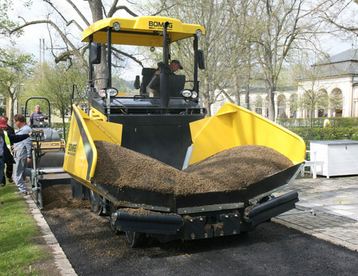 Асфальтоукладчик BOMAG BF 300 P