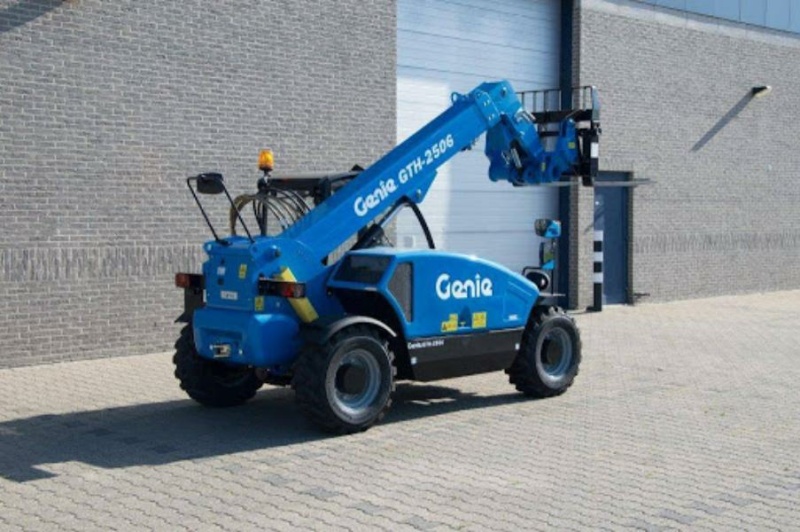 Телескопический погрузчик GENIE GTH-2506, двигатель Deutz TD 2.9 L4, грузоподъемность 2500 кг